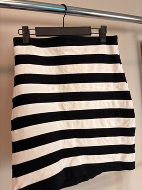Express Design studios size 8 black and white striped skirt